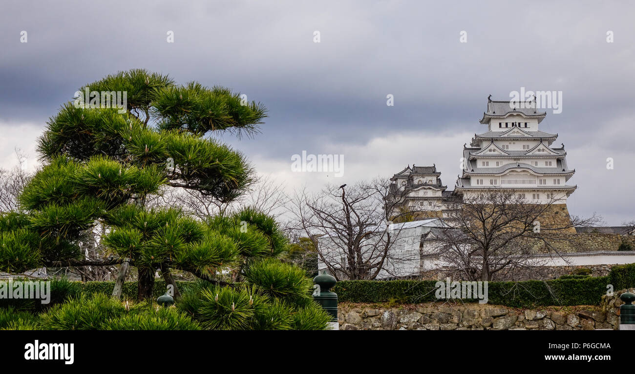 Himeji Castle im regnerischen Tag. Schloss Himeji, auch bekannt als Burg Weissreiher (Shirasagijo). Stockfoto