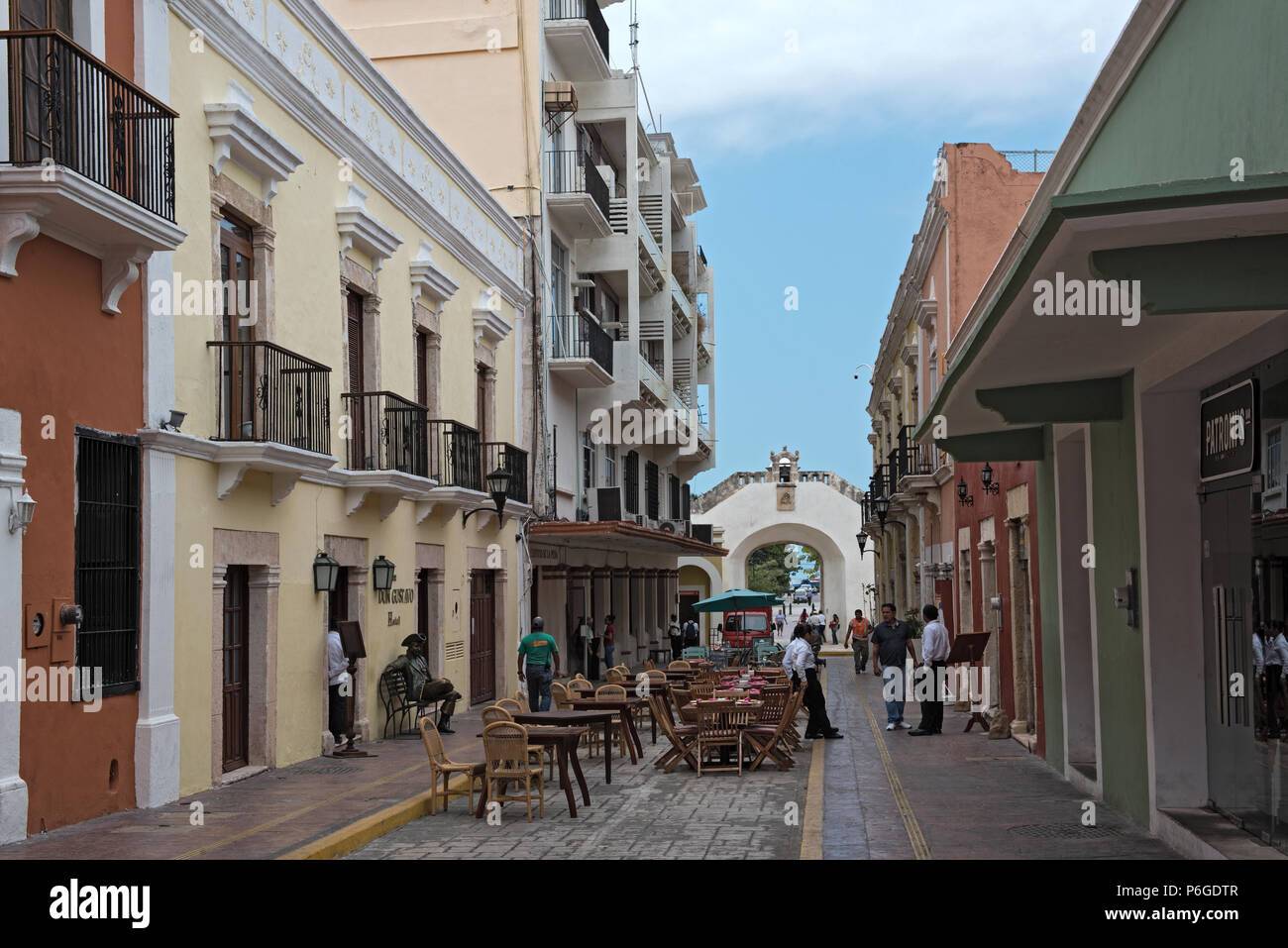 Enge Gasse in der Altstadt von Campeche, Mexiko Stockfoto