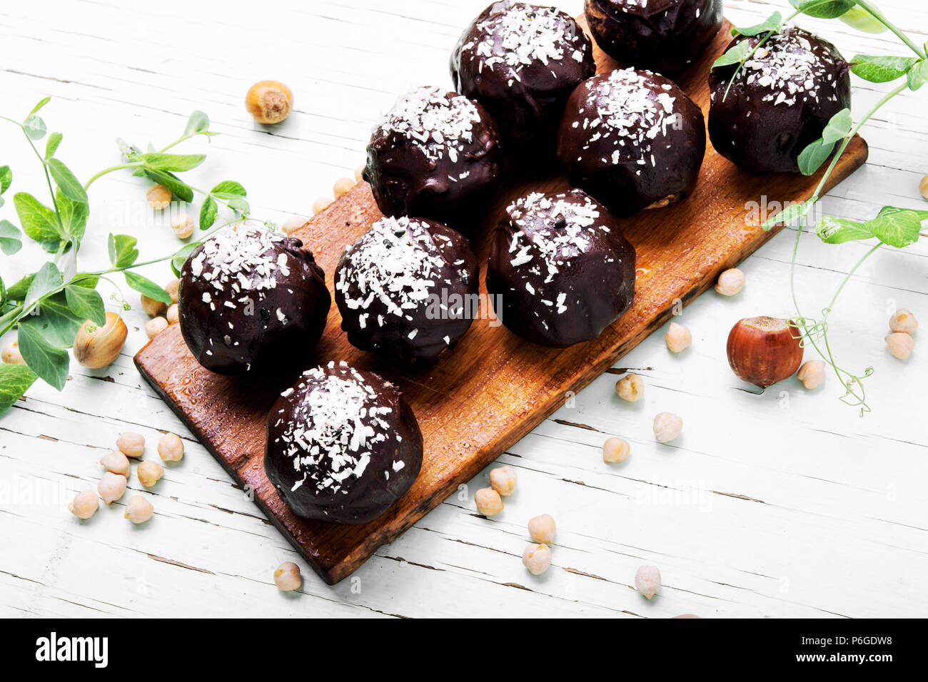 Hausgemachte vegane Schokolade Süßigkeiten mit Kichererbsen, Rosinen, getrocknete Aprikosen und Muttern. Stockfoto