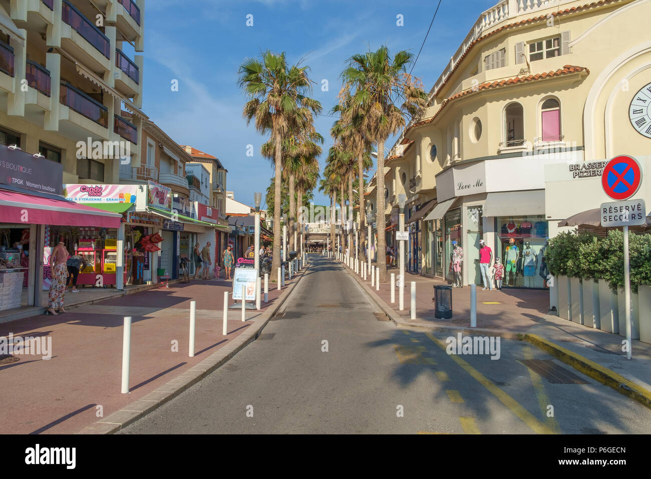 Geschäfte, Restaurants und Palmen entlang der Küste von Juan-les-Pins,  Antibes, Frankreich Stockfotografie - Alamy