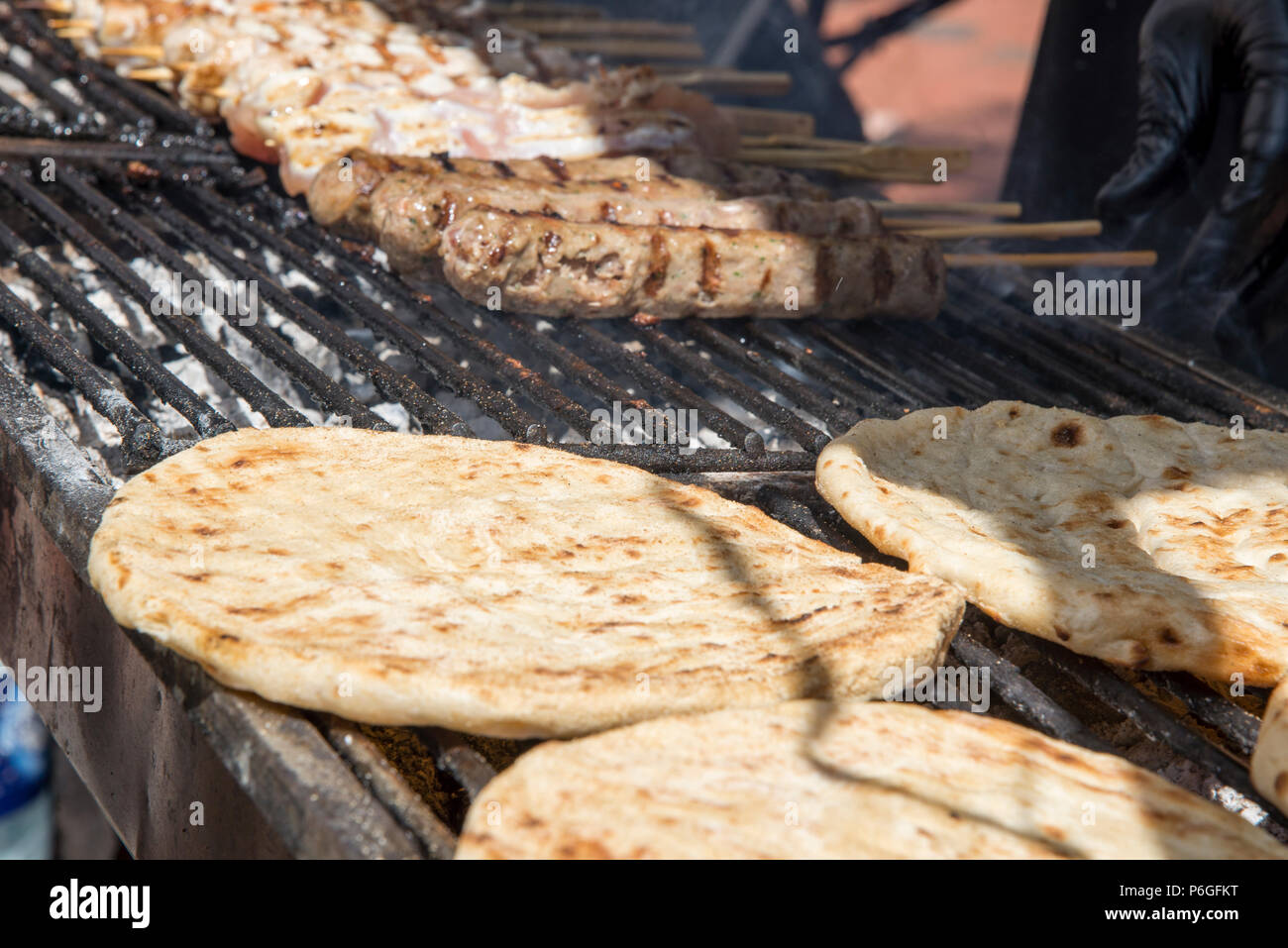 Griechische marinierte Hähnchenspieße und Kebab-Food Street Market ...