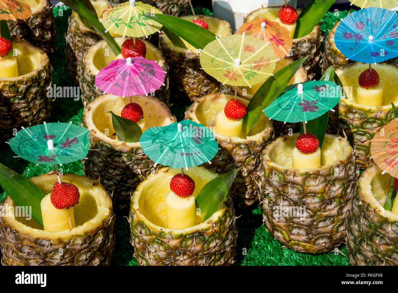Frische tropische Pina Colada cocktail serviert in einer Ananas ...