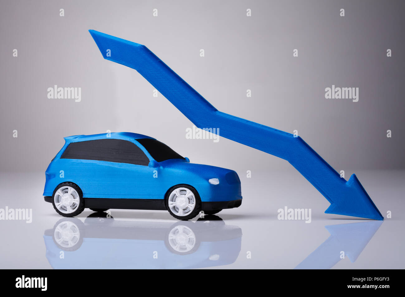 Rückläufige Pfeil über blaues Auto gegen grauer Hintergrund Stockfoto