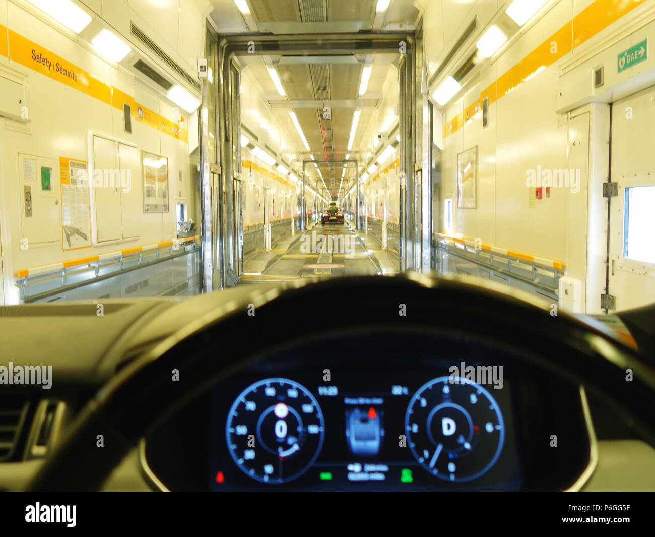 Das Fahren eines Range Rover in der Eurotunnel Le Shuttle Zug. Foto aus dem Treiber sicht genommen Stockfoto