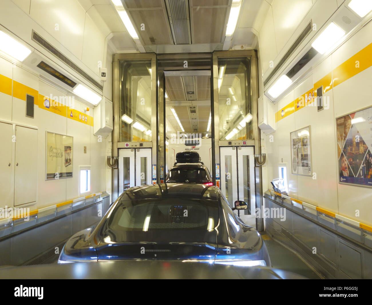 Das Fahren eines Range Rover in der Eurotunnel Le Shuttle Zug. Foto aus dem Treiber sicht genommen Stockfoto