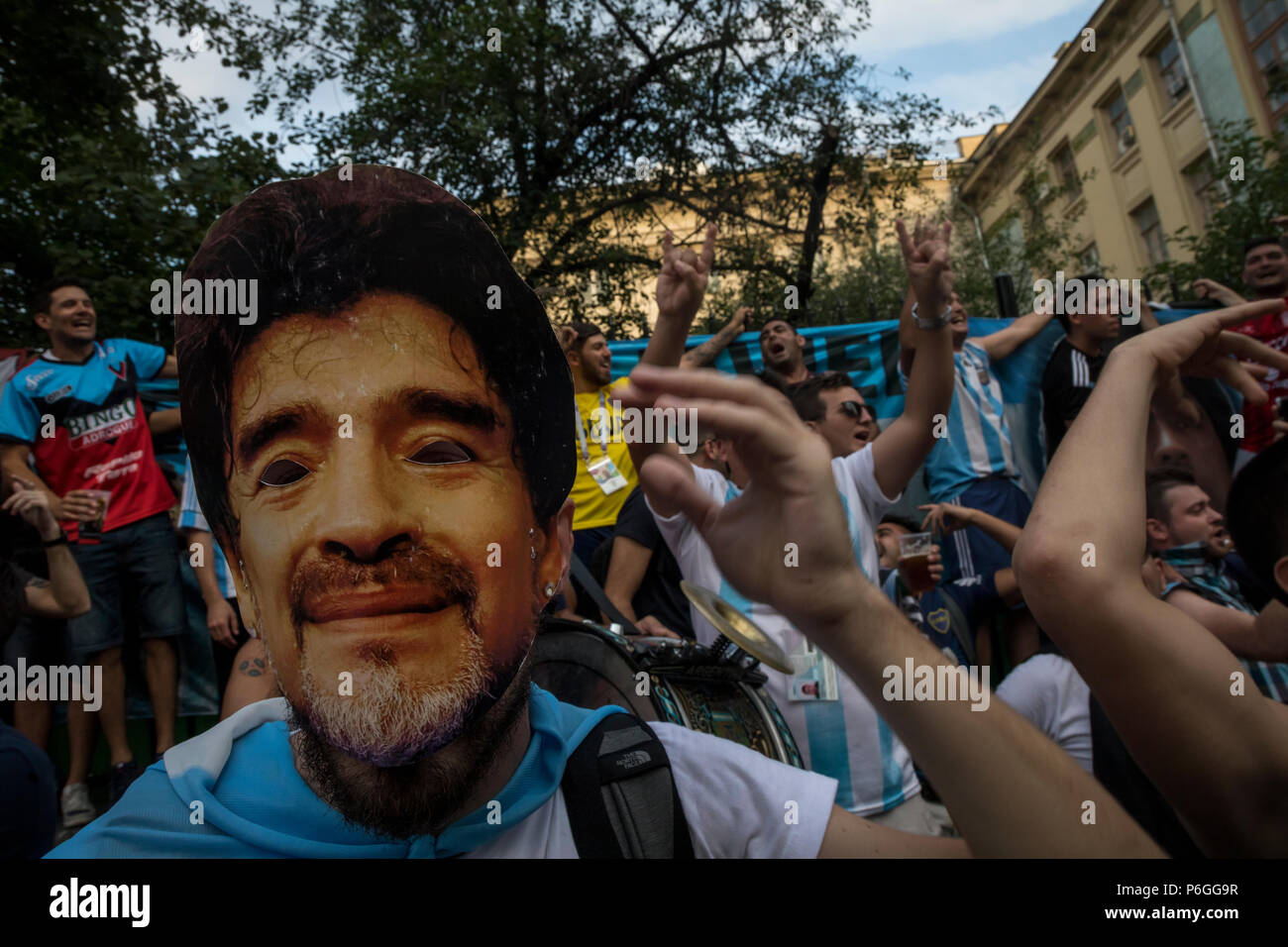 Argentinischen Fans jubeln auf Nikolskolskaya Street im Zentrum von Moskau während der FIFA WM 2018 Russland Stockfoto