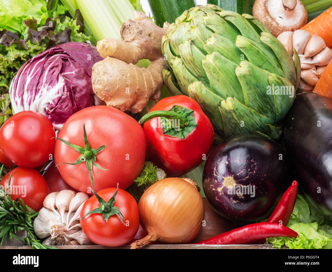Frische bunte Gemüse in Holzkiste. Stockfoto