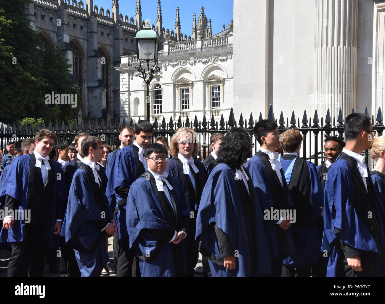 Cambridge UK, 27. Juni 2018: Cambridge University Studenten des Trinity College in blau Kleider warten außerhalb des Kongresses für Staffelung mit König Stockfoto