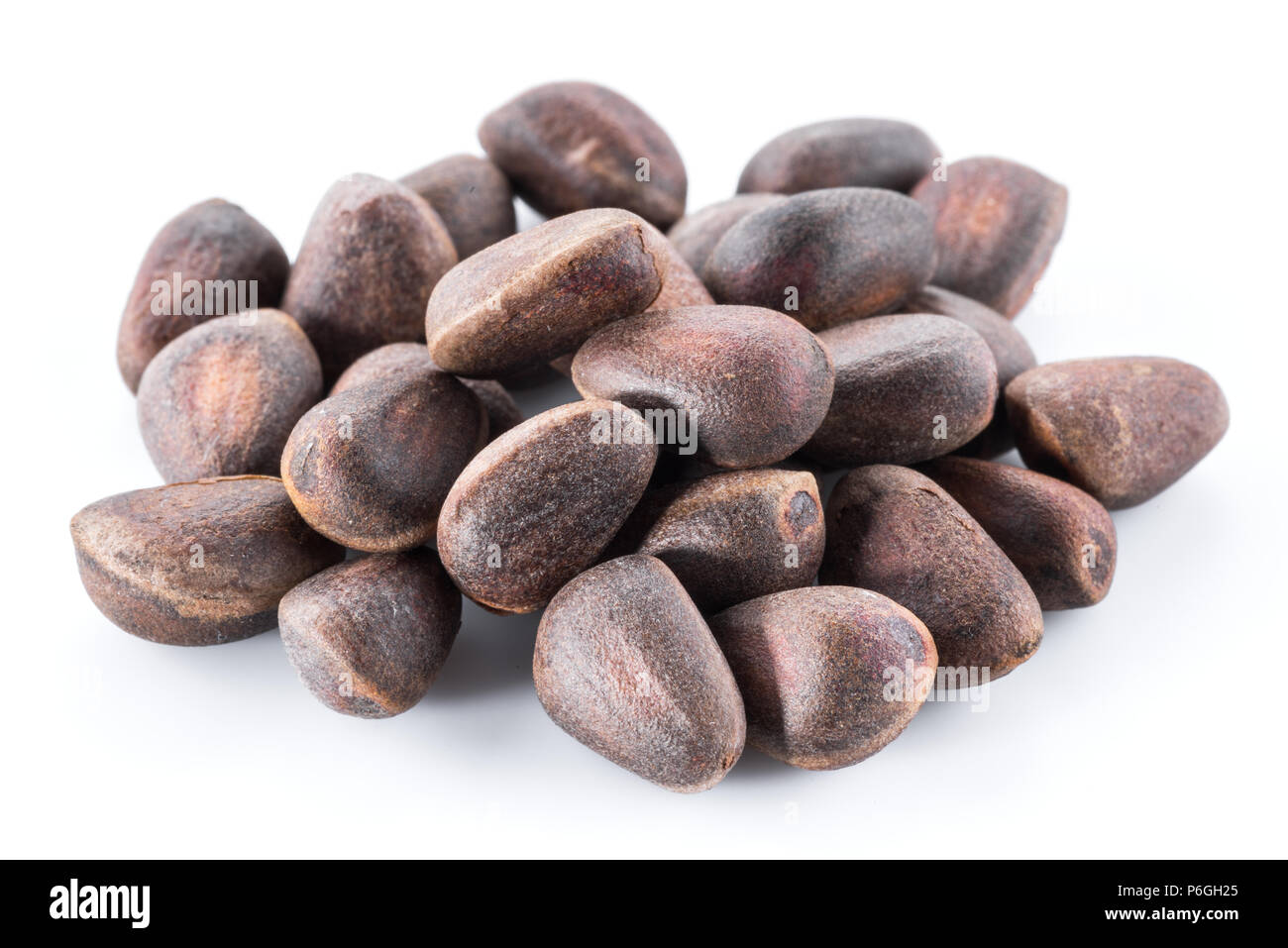 Unshelled Pinienkerne auf dem weißen Hintergrund. Ökologische Lebensmittel. Stockfoto