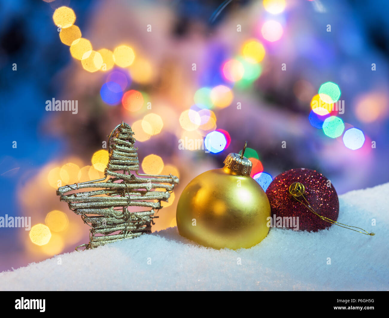 Weihnachtsschmuck in den Schnee. Das Symbol für Weihnachten und das neue Jahr. Stockfoto