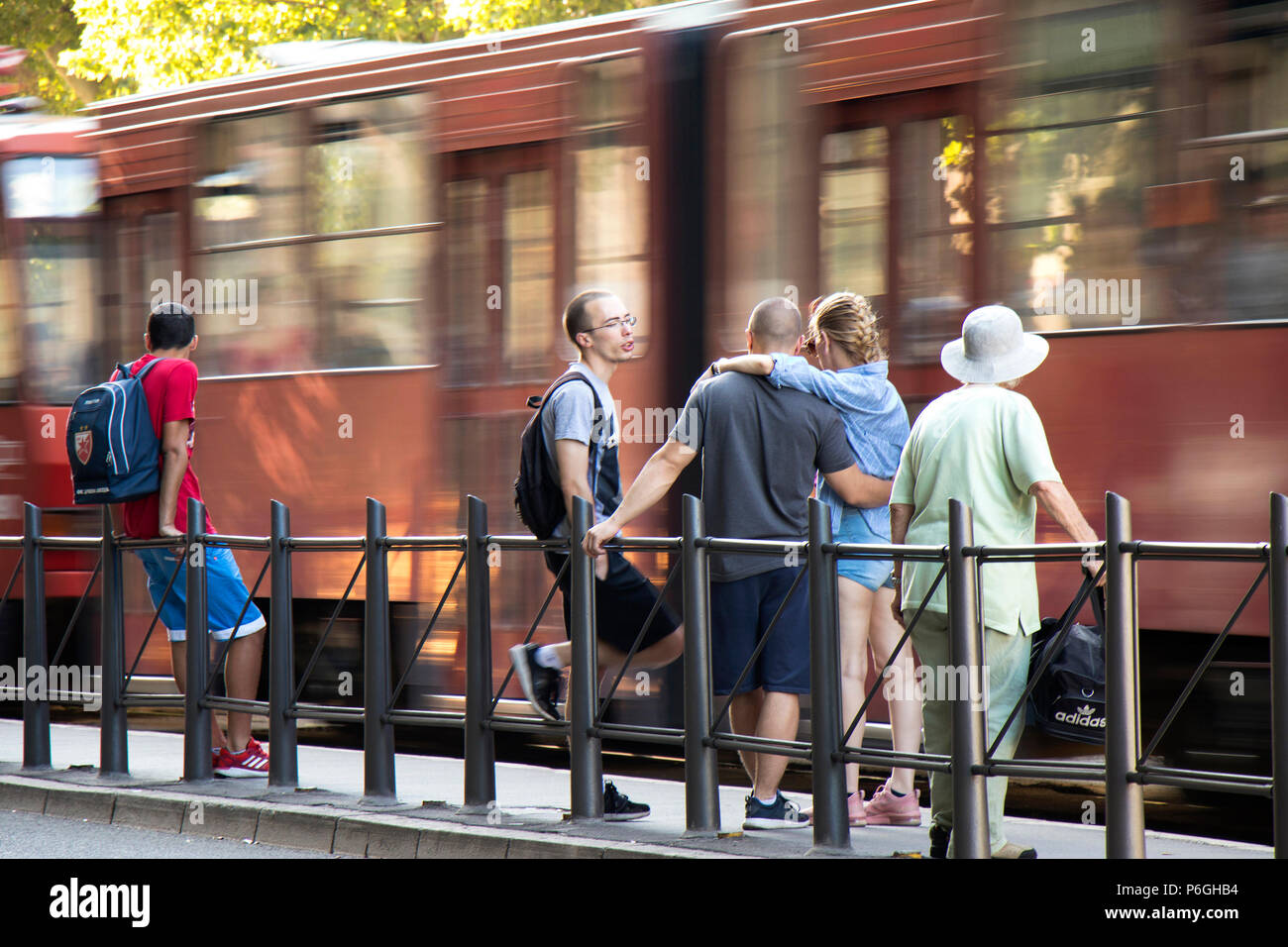 Belgrad, Serbien - Juni 1, 2018: die Menschen, die an einer Bushaltestelle und warten auf die öffentlichen Verkehrsmittel an einem sonnigen Frühlingstag mit verschwommenen Bewegungen und Re Stockfoto