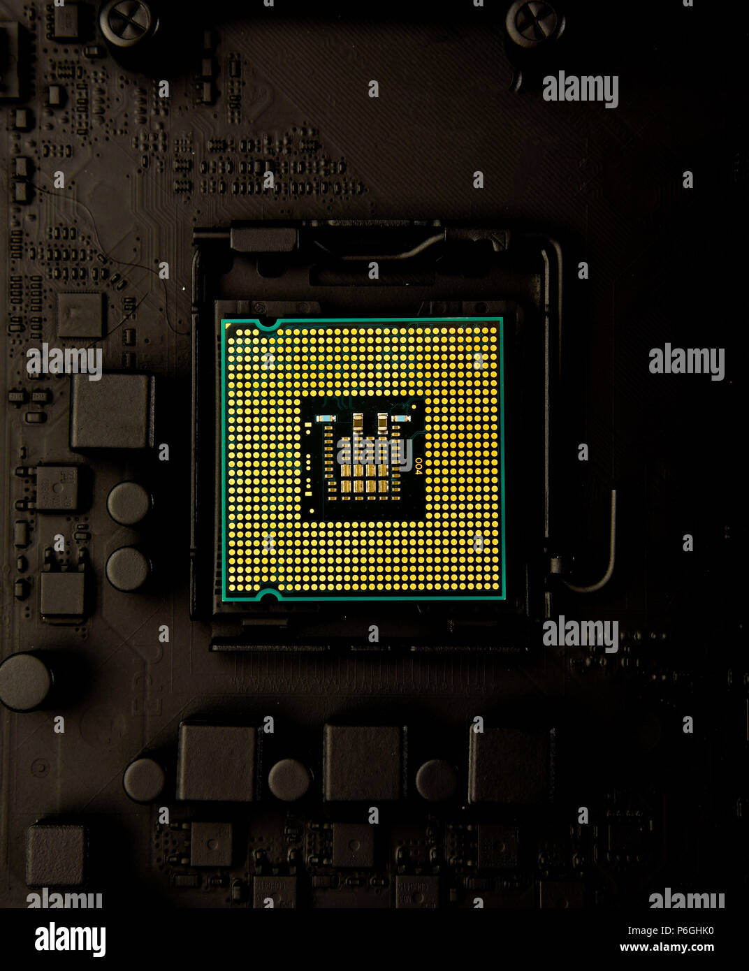 Cpu auf schwarz Motherboard installiert, Central Processing Unit auf dunklen Kammer Stockfoto