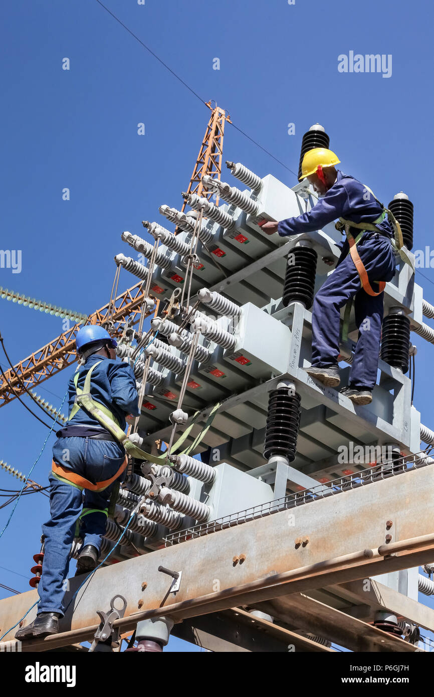 Johannesburg, Südafrika, 04.11.2012, Elektriker arbeiten an Hochspannungsleitungen. Hoch qualifizierte Handwerker Wartung der Elektrizität gri Stockfoto