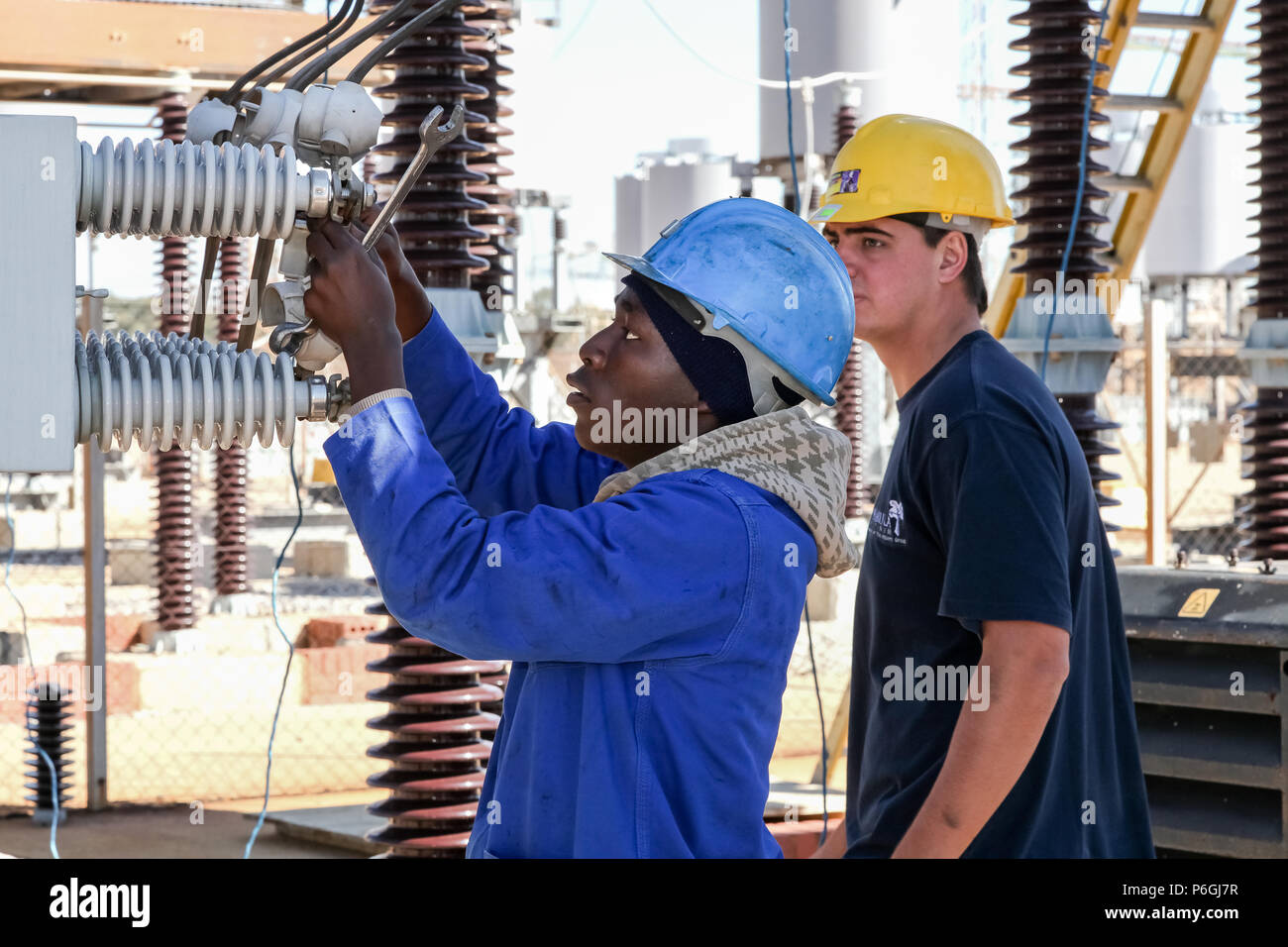 Johannesburg, Südafrika, 04.11.2012, Elektriker arbeiten an Hochspannungsleitungen. Hoch qualifizierte Handwerker Wartung der Elektrizität gri Stockfoto