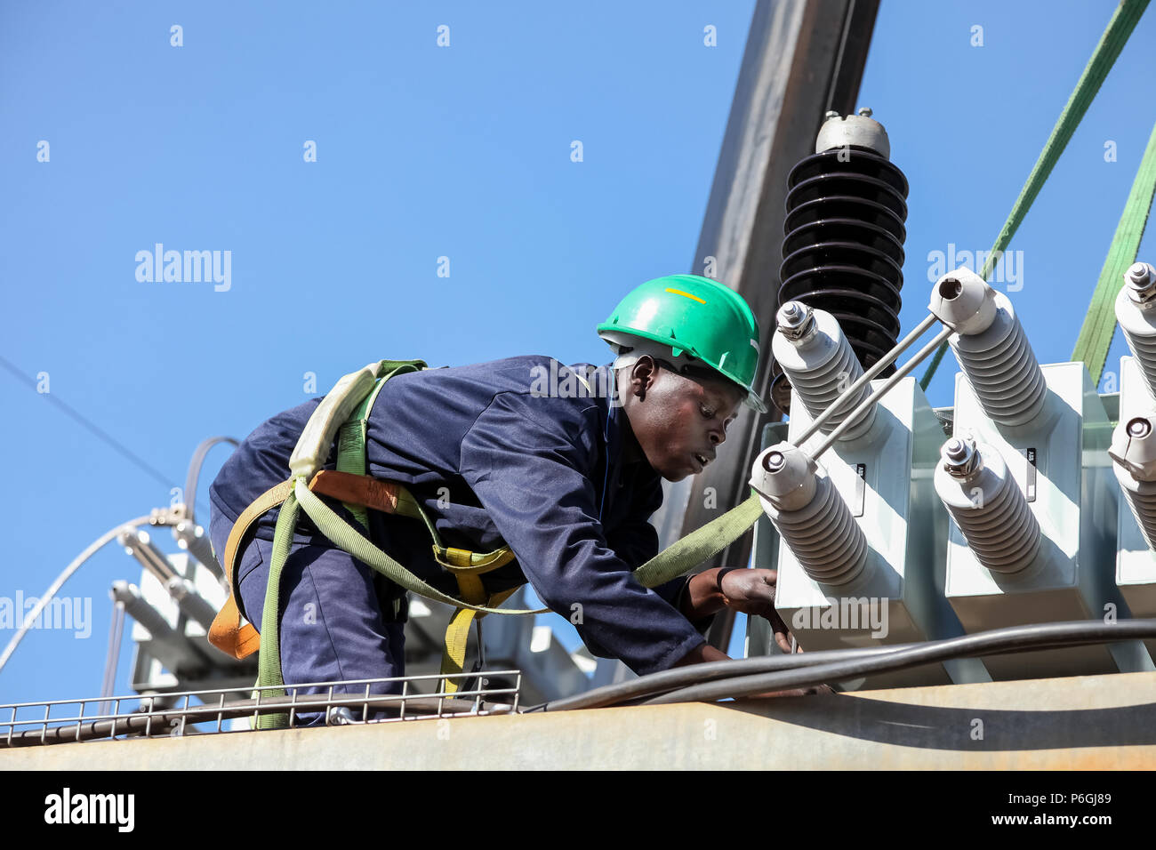 Johannesburg, Südafrika, 04.11.2012, Elektriker arbeiten an Hochspannungsleitungen. Hoch qualifizierte Arbeiter der Wartung des Stromnetzes Stockfoto