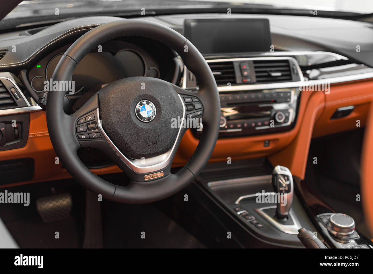 München, Deutschland - 21 April, 2018: Innenraum der neuen Flaggschiff der Vertreter der Klasse BMW 750 Li Limousine in Luxus G11/G12 der 6. Generation Stockfoto