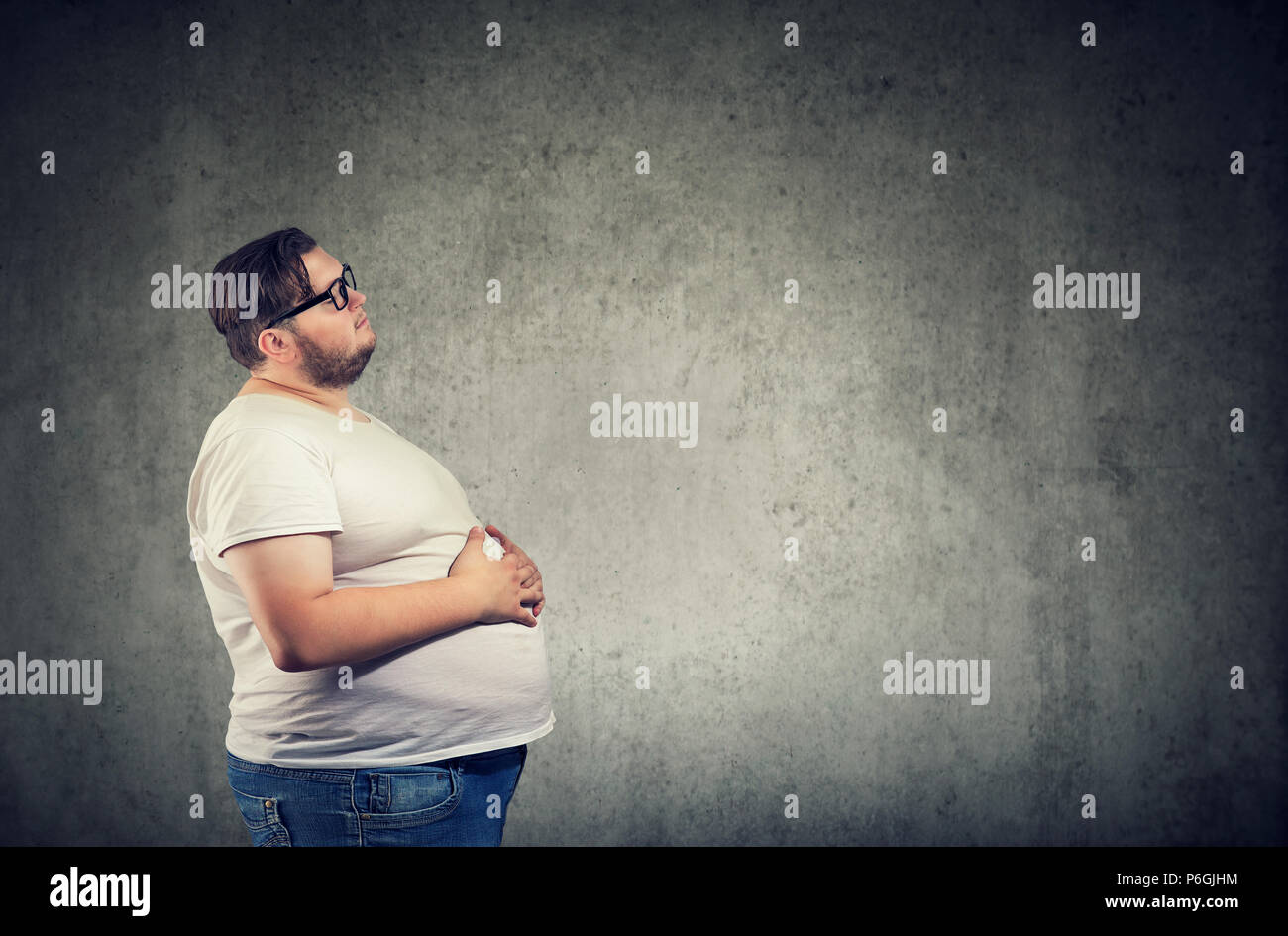 Übergewichtige junge Mann mit großen Bauch Stockfoto