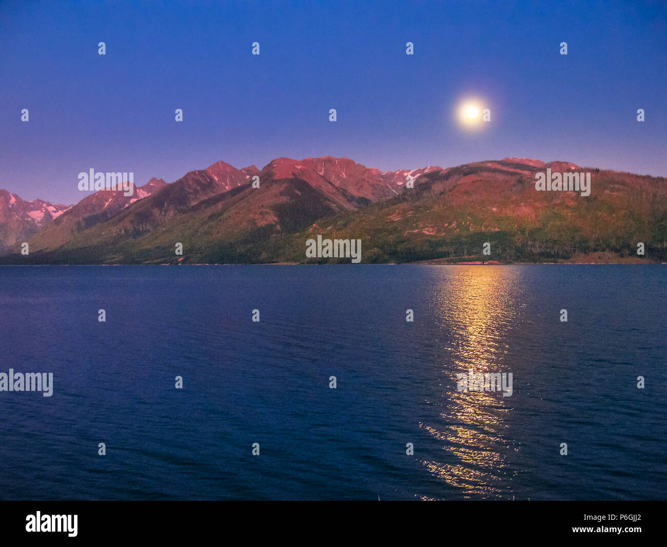 Nächtliche Landschaft der Mond reflektiert in Jackson Lake in der Nacht im Grand Teton National Park, Wyoming, Vereinigte Staaten von Amerika in der Sommerzeit und Camping. Stockfoto