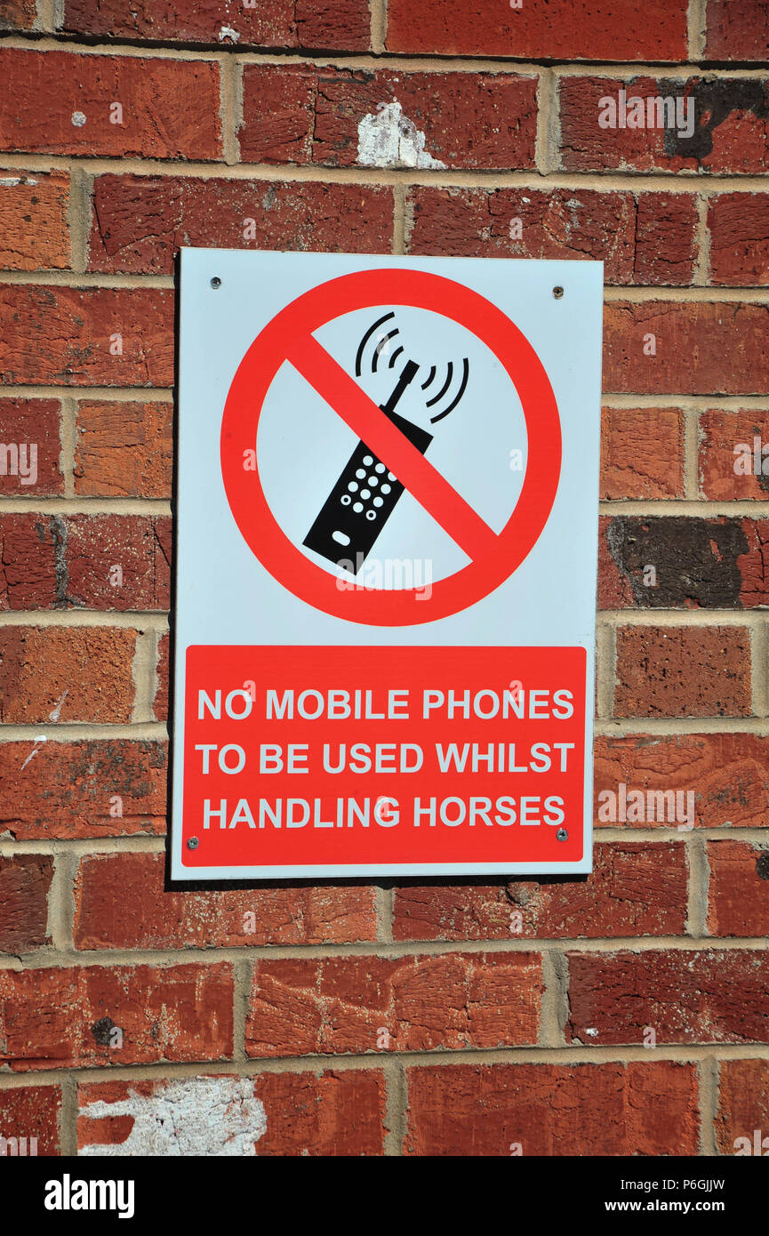 Warnung Schild, keine Mobiltelefone in diesem stabilen verwendet werden Stockfoto