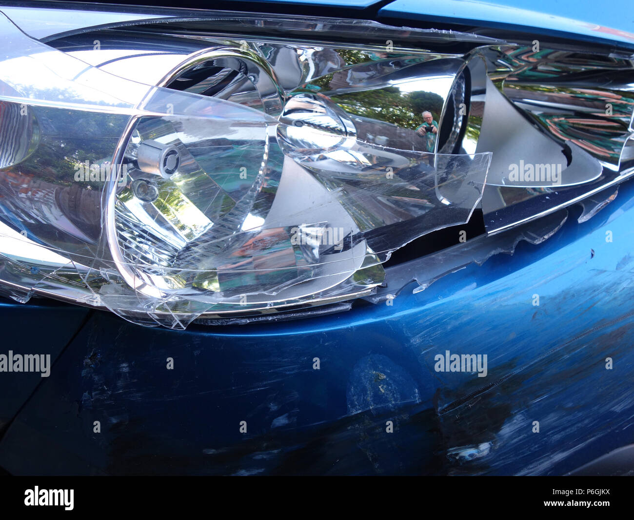 Auto Vorderansicht close up Aufnahmen eines Peugeot 208, bei einem Autounfall, die zu Schäden am vorderen Ende dieses Auto dammaged wurde Stockfoto