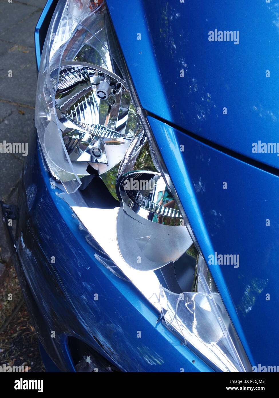 Auto Vorderansicht close up Aufnahmen eines Peugeot 208, bei einem Autounfall, die zu Schäden am vorderen Ende dieses Auto dammaged wurde Stockfoto