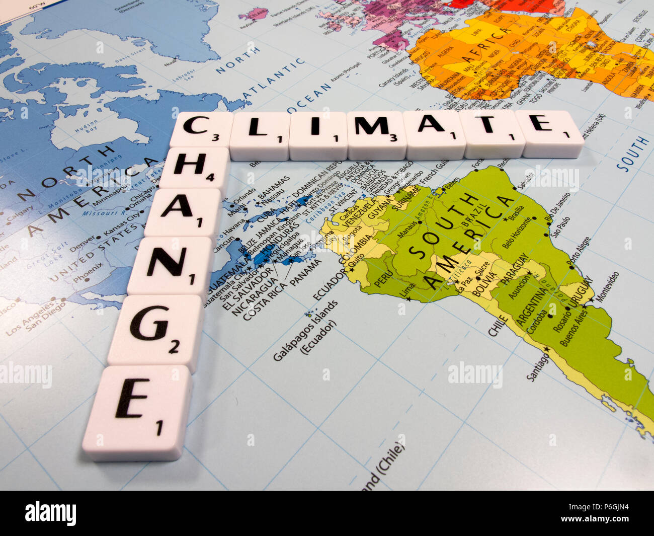 Darstellung der Klimawandel, die durchschnittliche globale Temperatur am schnellsten in der aufgezeichneten Geschichte zugenommen hat, auf Weltkarte Hintergrund Stockfoto