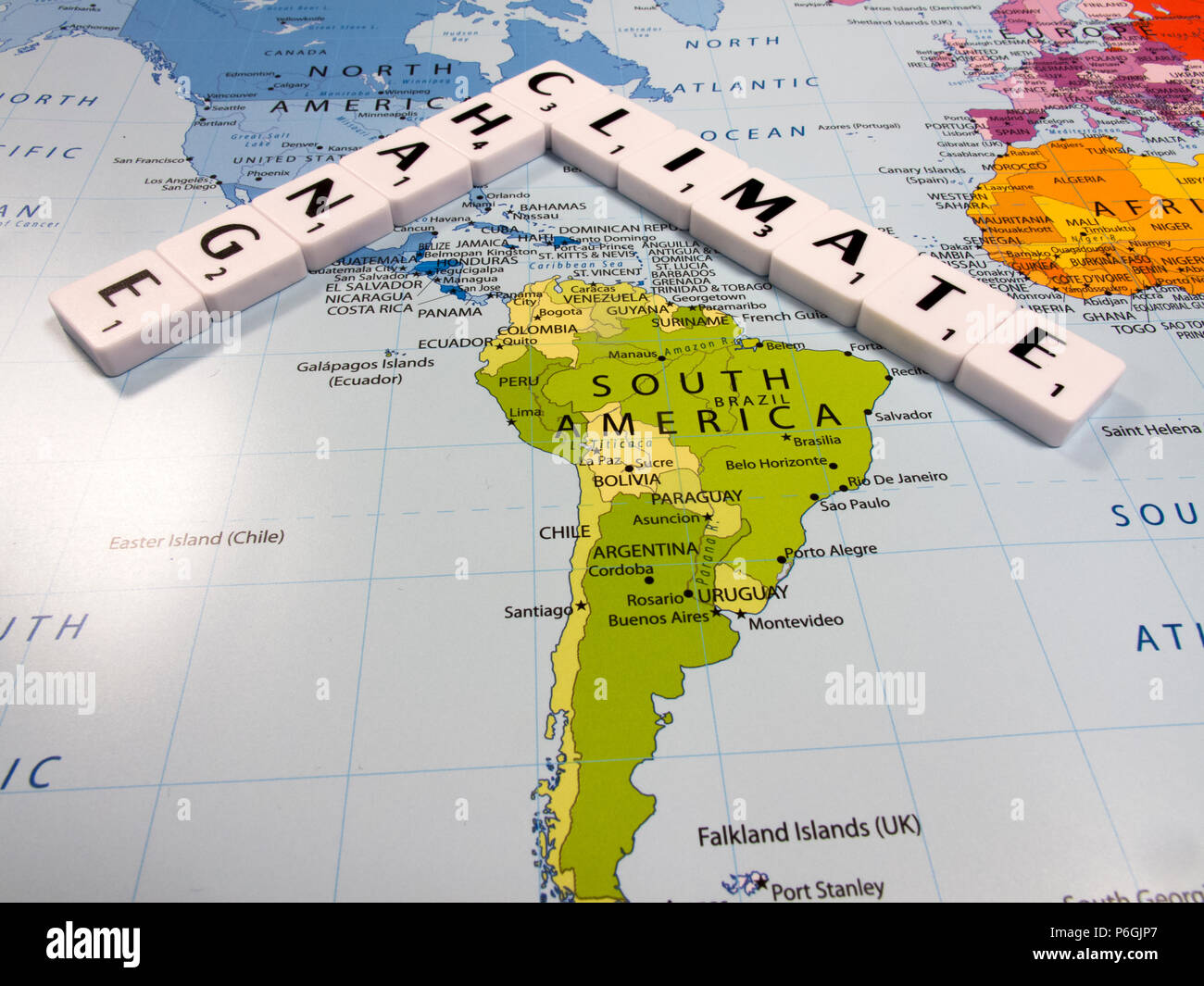Darstellung der Klimawandel, die durchschnittliche globale Temperatur am schnellsten in der aufgezeichneten Geschichte zugenommen hat, auf Weltkarte Hintergrund Stockfoto