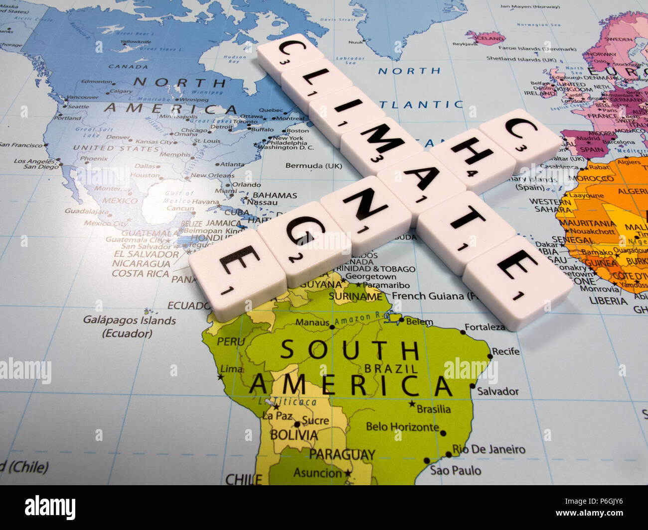 Darstellung der Klimawandel, die durchschnittliche globale Temperatur am schnellsten in der aufgezeichneten Geschichte zugenommen hat, auf Weltkarte Hintergrund Stockfoto