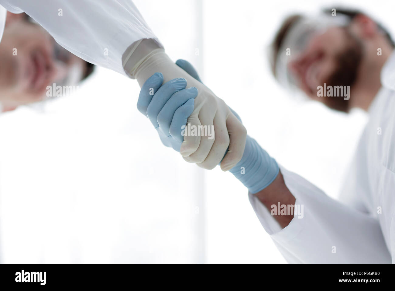 Closeup. Zwei Wissenschaftler Hände schütteln. Stockfoto