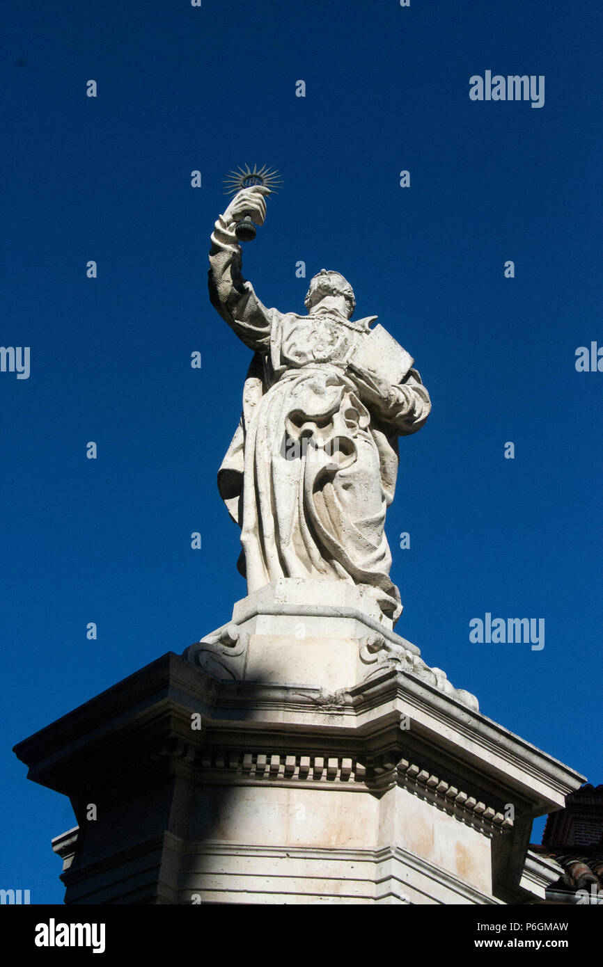 Denkmal vor der Kirche, Alcala de Henares, Madrid, Spanien Stockfoto