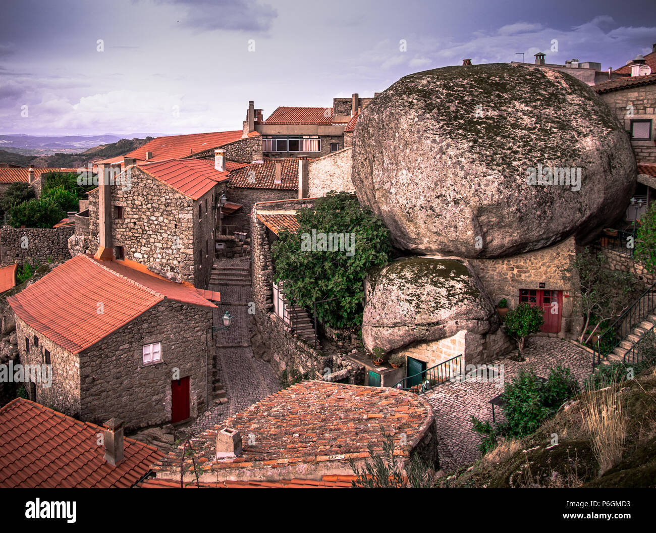 Mittelalterliche Dorf Monsanto Portugal mit riesigen Felsbrocken auf die umliegenden Gebäude. Stockfoto