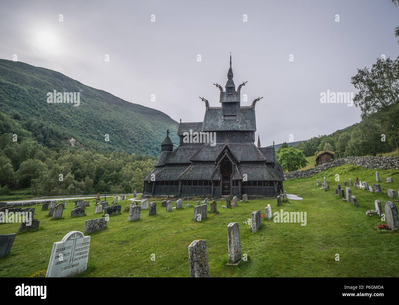 Borgund Kirche mit Friedhof in Norwegen Stabkirche. Stockfoto