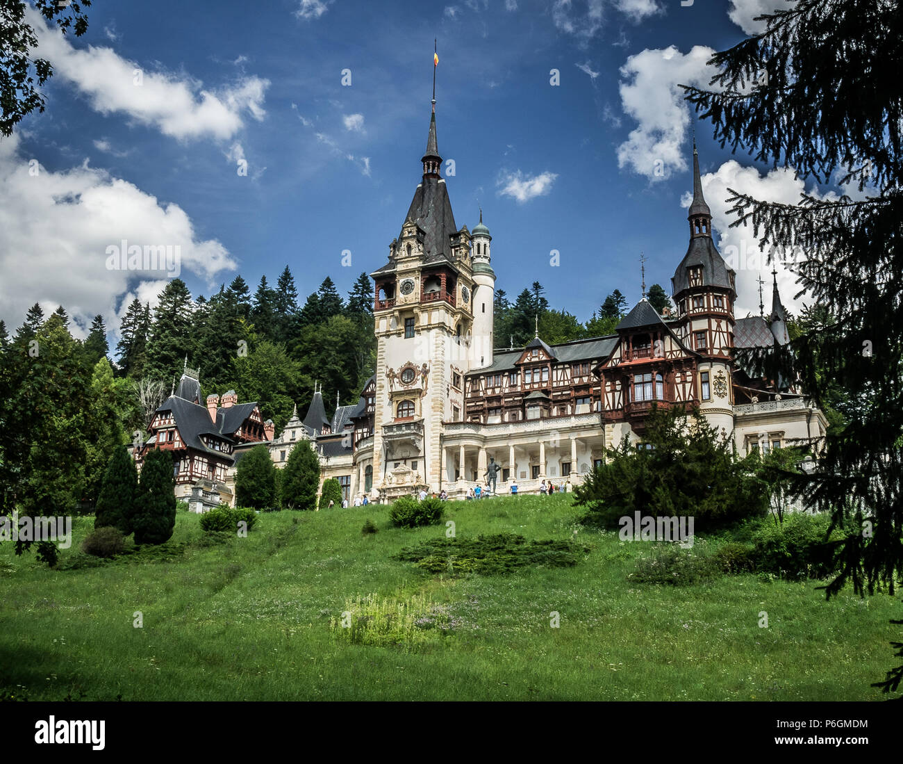Schönen Schloss Peles außen an einem sonnigen Sommertag in Sinaia Rumänien. Stockfoto