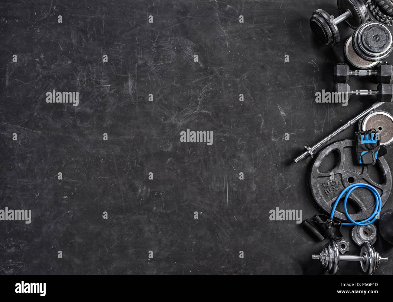 Sportgeräte auf schwarzem Hintergrund. Ansicht von oben. Motivation. Kopieren Sie Platz. Stockfoto