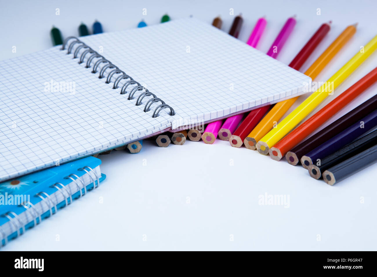 ein Stapel von Farbstiften Notebook Nahaufnahme Stockfoto