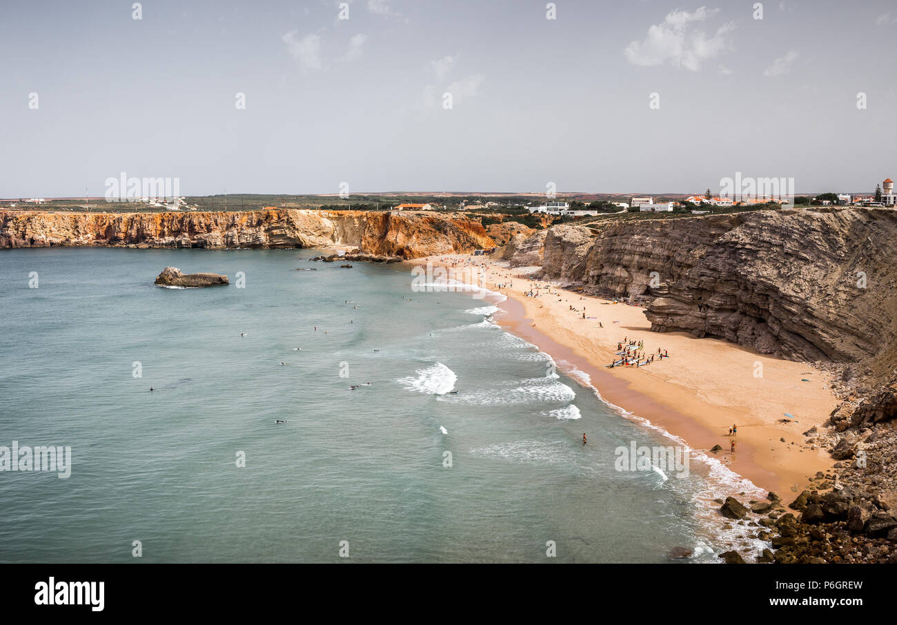 SAGRES, PORTUGAL - 25. AUGUST 2016: Luftaufnahme der Surfer auf Sandstrand in der Nähe von Sagres in Portugal Stockfoto