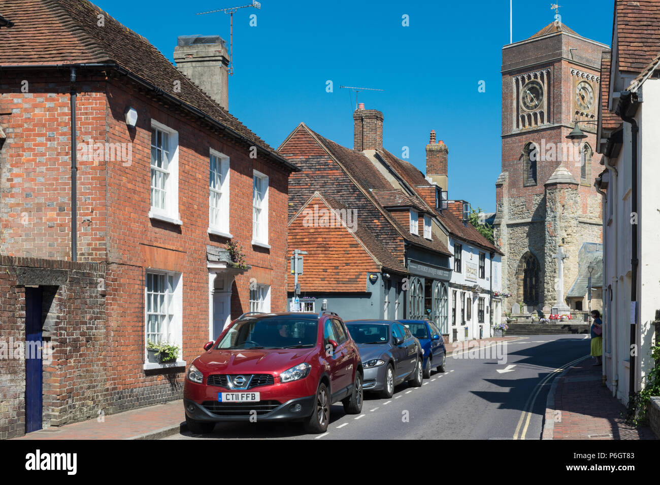 Blick auf East Street mit den Antiquitäten- und Marienkirche in der malerischen Marktstadt Petworth, West Sussex, Großbritannien Stockfoto