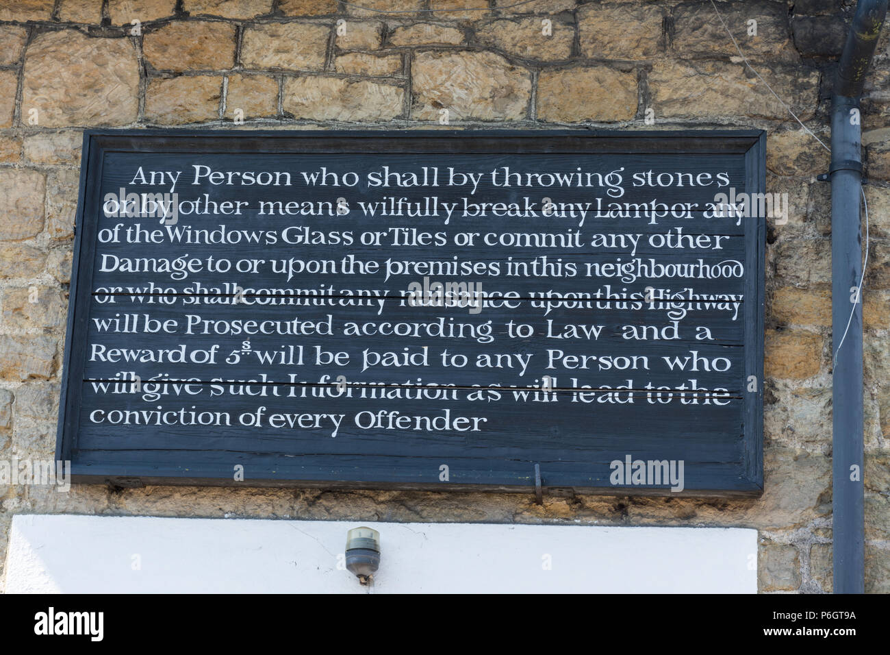 Öffentliche Bekanntmachung die Gesetzesbrecher auf der Außenseite des Old Coach House im Barton Lane, Petworth, West Sussex, Großbritannien Stockfoto