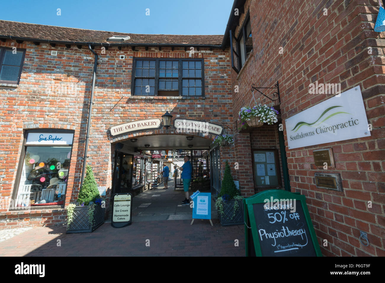 Die Alte Bäckerei Einkaufspassage in der malerischen Marktstadt Petworth, West Sussex, Großbritannien Stockfoto