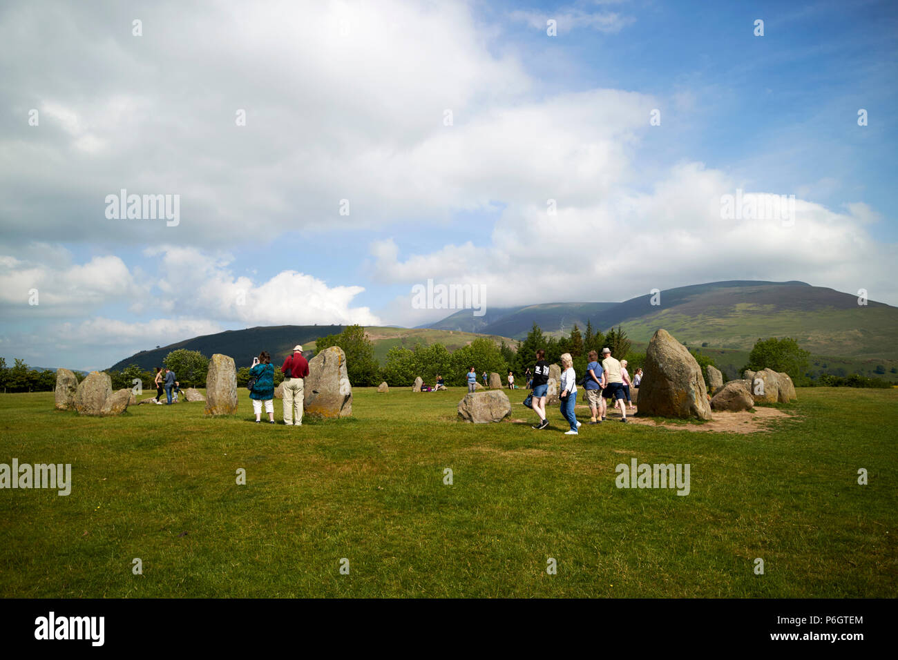 Touristen am Castlerigg Steinkreis cumbria England Großbritannien Stockfoto
