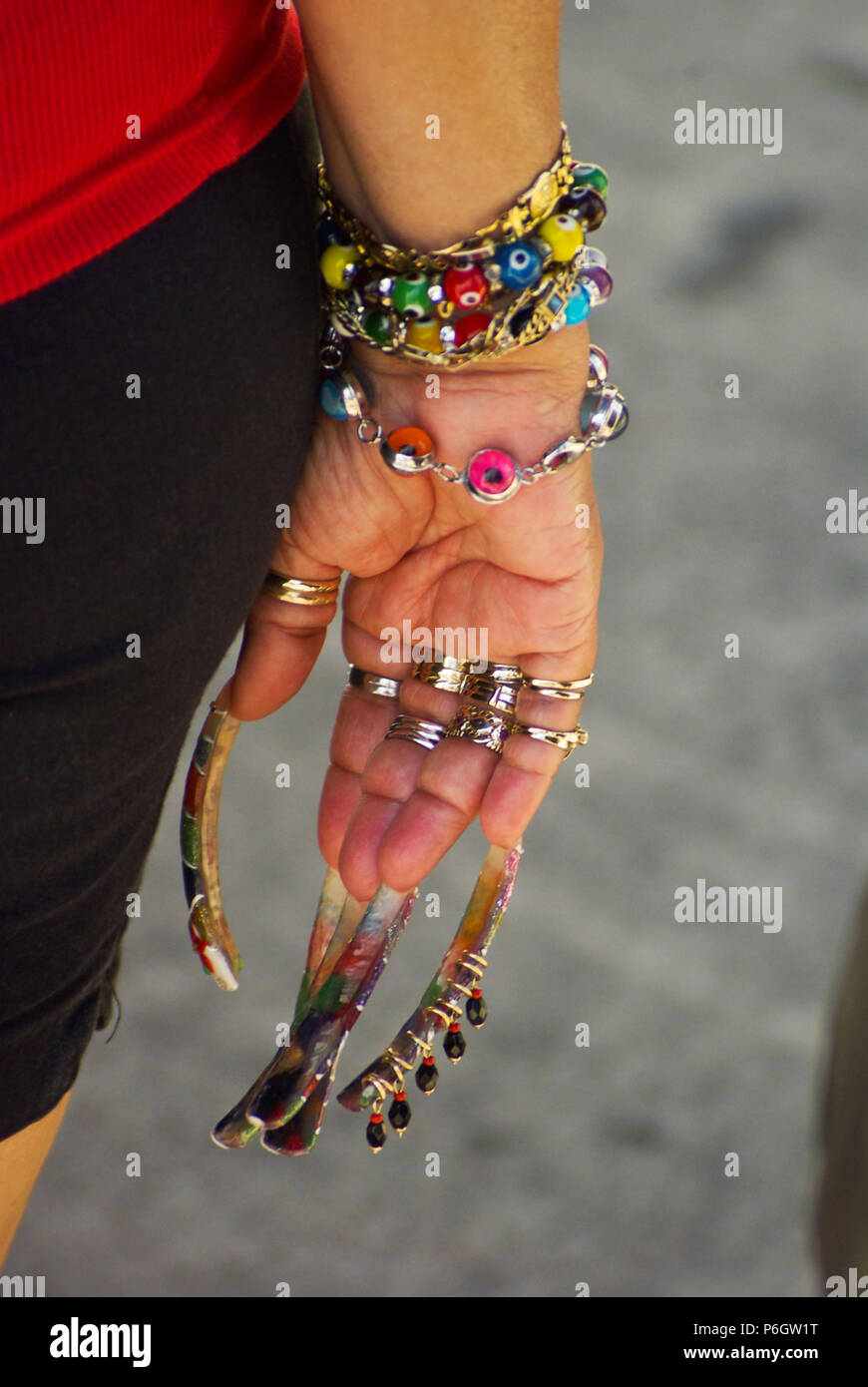 BraceletA Frau zeigt ihre sehr lange Fingernägel Stockfotografie - Alamy