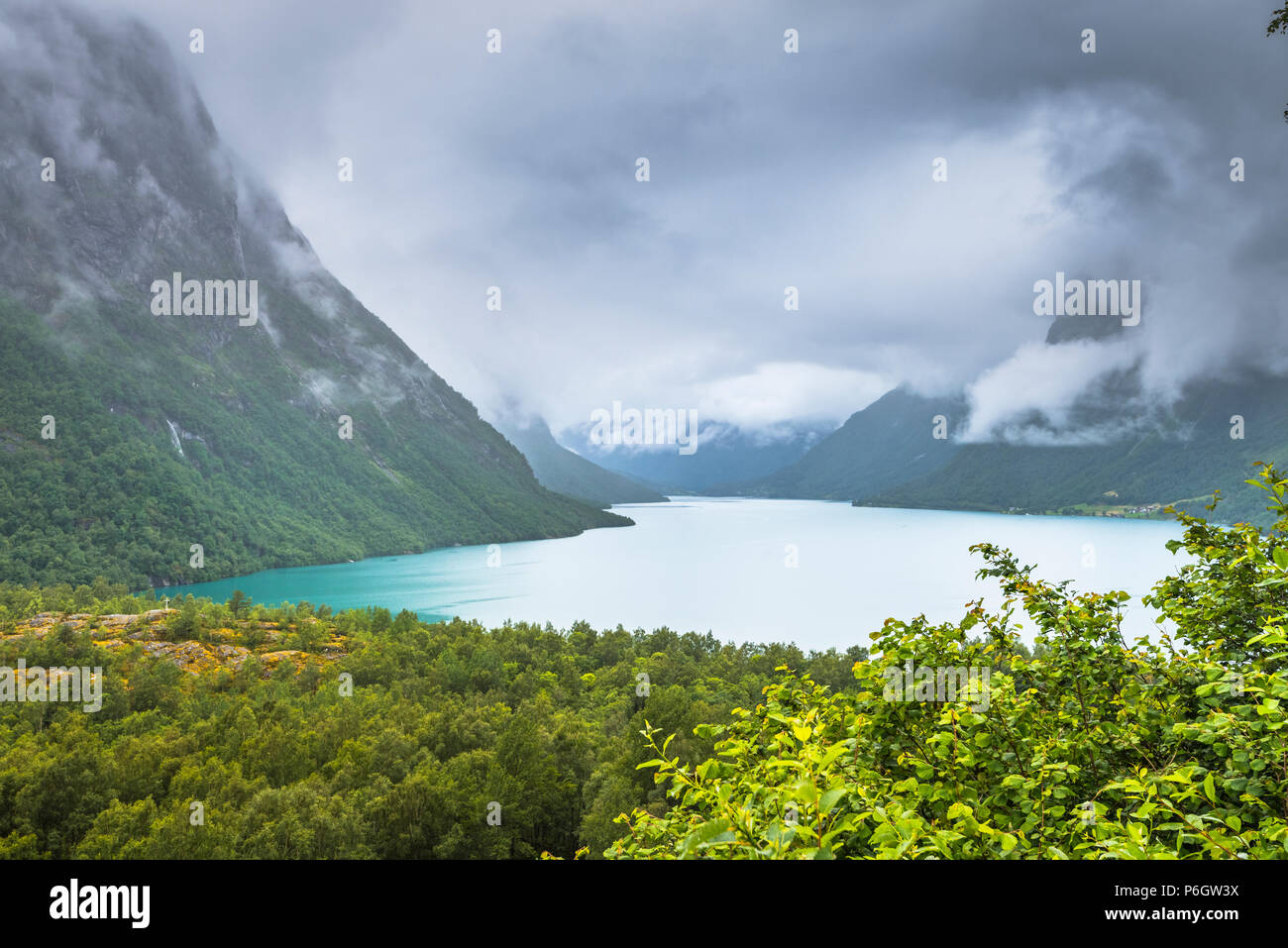 Der Ausstieg aus einem steinschlag am See Lovatnet, Loen, Norwegen, Loendalen Memorial am Ufer Stockfoto