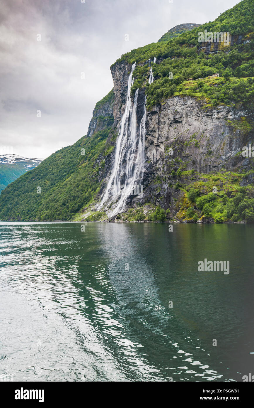 Wasserfall Sieben Schwestern, Geirangerfjord, Norwegen, vom Fjord gesehen  Stockfotografie - Alamy