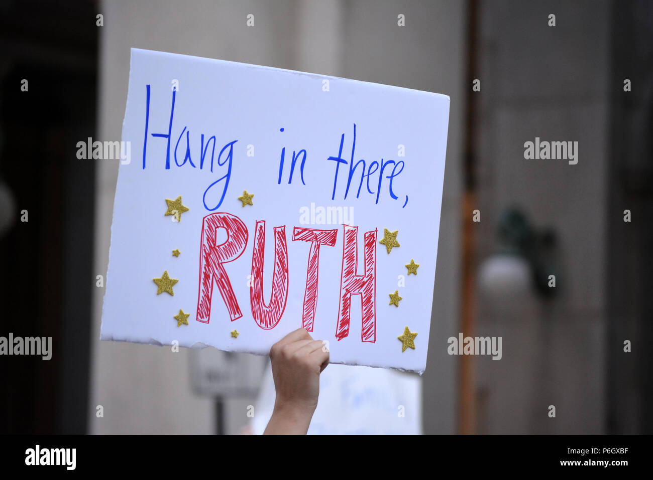 Protest Schilder an den Familien gehören zusammen. März in New York City. Stockfoto