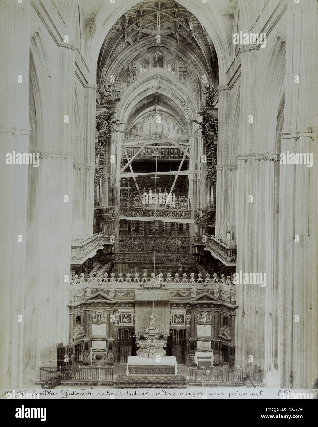 Sevilla, Interieur de la Catedral: Altar Bürgermeister y Kirchenschiff Principal. Stockfoto