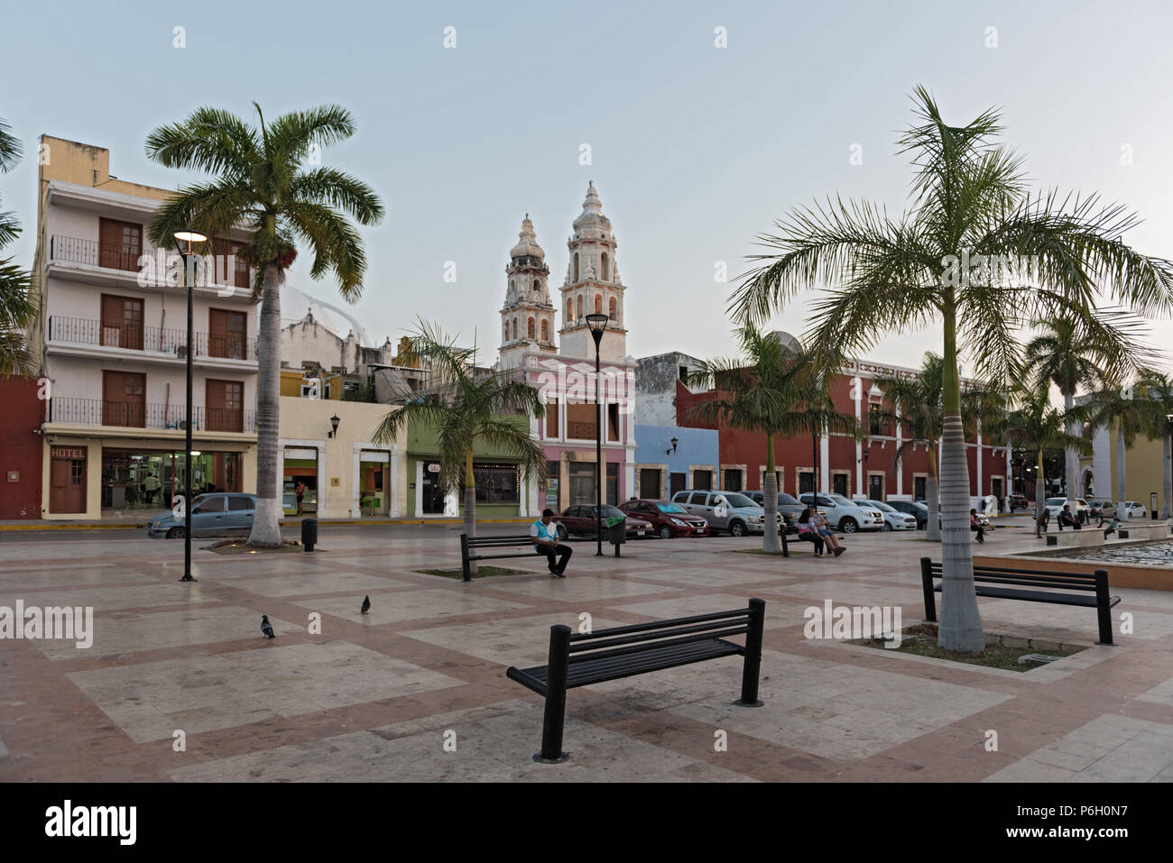 Plaza de La Republica und die Kathedrale San Francisco de Campeche in der Dämmerung, Mexiko, Stockfoto