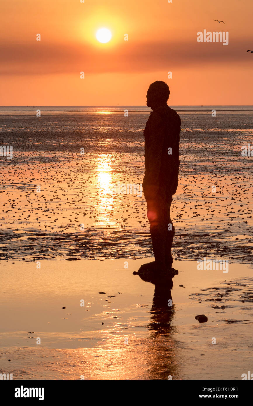 Sonnenuntergang. Crosby Strand. Liverpool North West England. Antony Gormley Statuen Bügeleisen Männer. Einen anderen Ort. Stockfoto