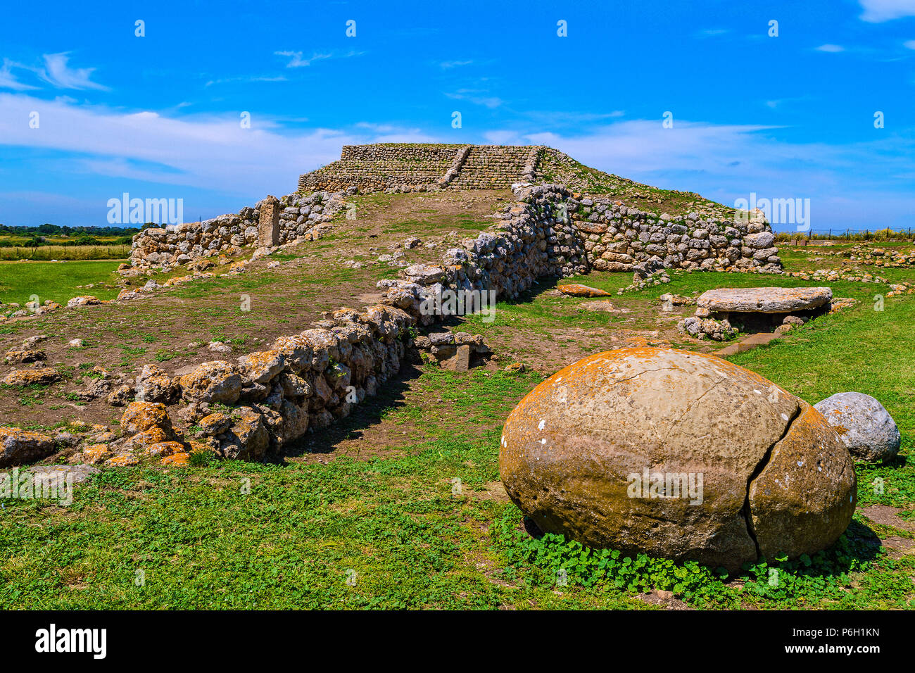 Italien Sardinien Sassari Tempel von Monte d'Accoddi zwei kugelförmige kalkhaltigen Steinen der heiligen Natur, den Omphalos (Nabel der Welt) Stockfoto