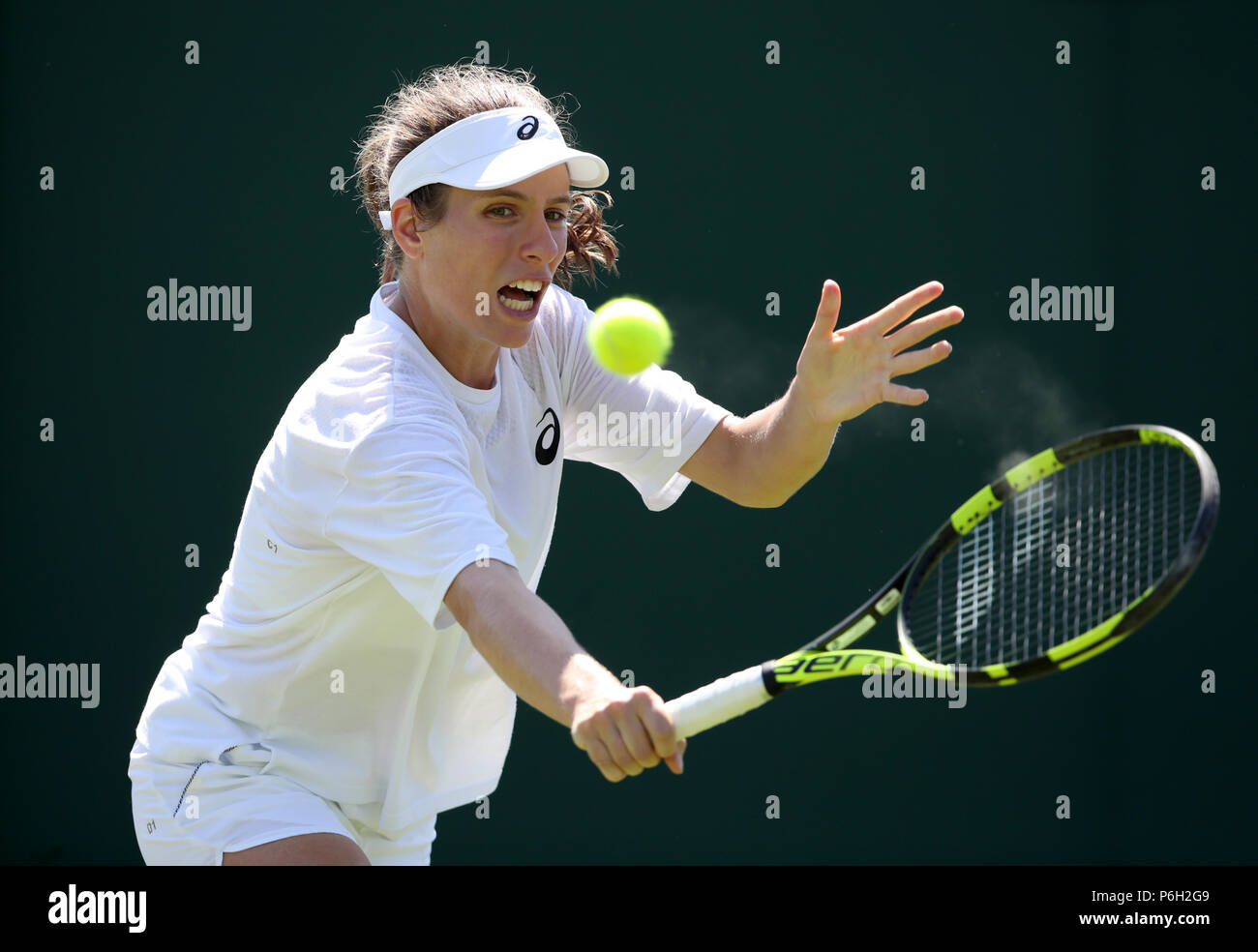 Johanna Konta Praktiken vor der Wimbledon Championships 2018 auf der All England Lawn Tennis und Croquet Club, Wimbledon. Stockfoto