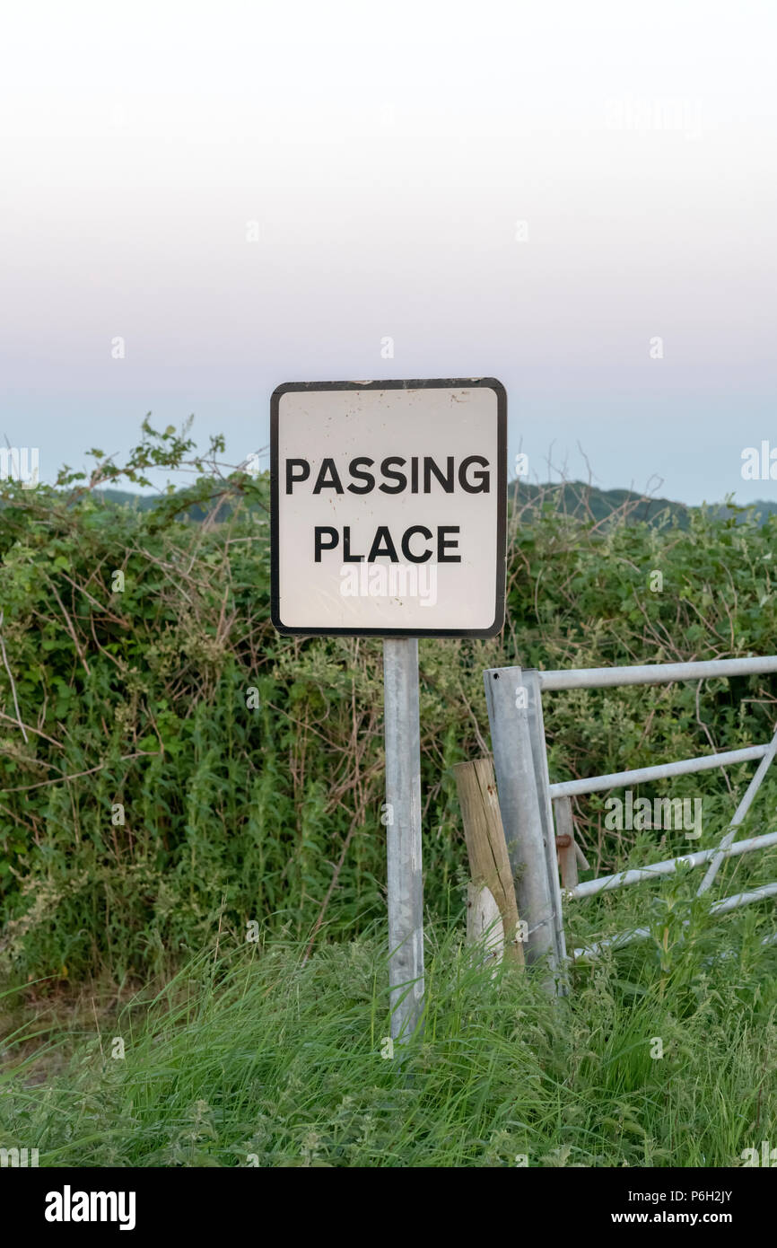 Schild an einer Weitergabe erfolgt auf einer sehr schmalen Feldweg Stockfoto